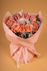 Ramo de Protea King con Rosas Inglesas