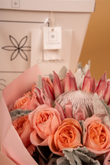 Ramo de Protea King con Rosas Inglesas