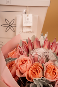 Ramo de Protea King con Rosas Inglesas