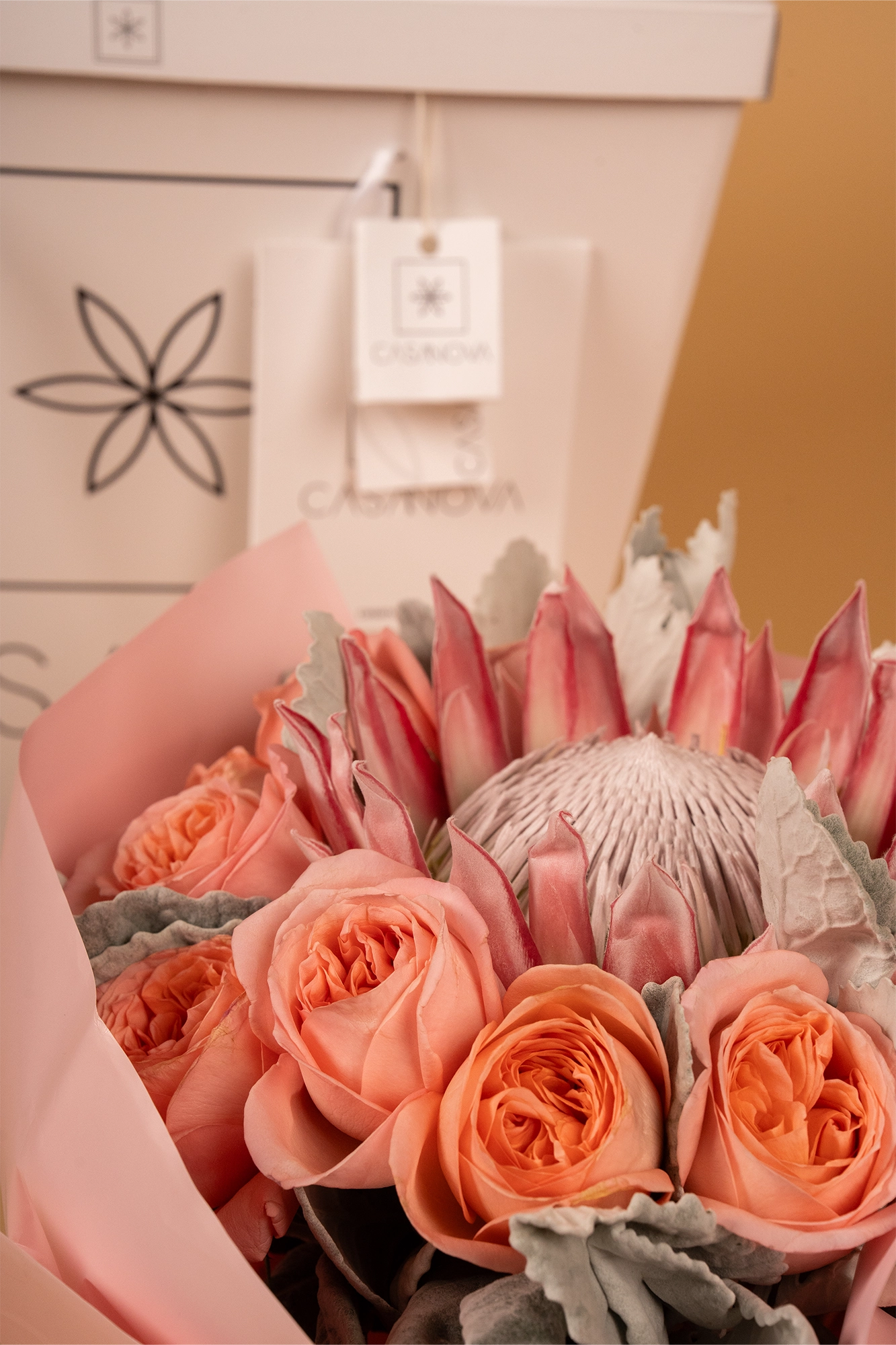 Ramo de Protea King con Rosas Inglesas